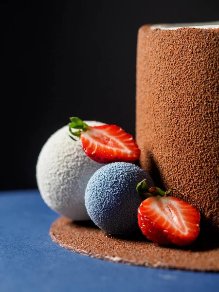 çikolata kadife ile kaplı ve çikolata küre ile dekore kek kapatın. dikey fotoğraf, koyu arka plan, sağ tarafta kompozisyon