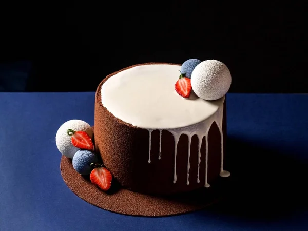 Beyaz Mousse Kek inanılmaz ile çikolata kadife kaplı ve çikolata küre ile dekore edilmiştir. Bütün pastayı, yatay fotoğraf, koyu arka plan, metin alanı yukarıdaki