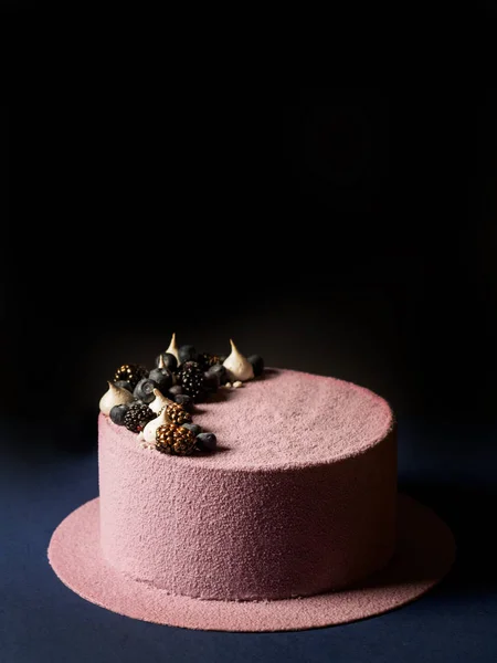 Delicioso Pastel Mousse Cubierto Terciopelo Rosa Decorado Con Esferas Chocolate — Foto de Stock