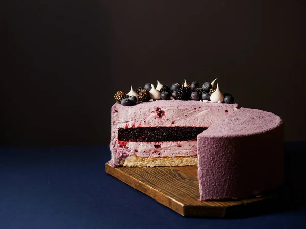 lezzetli pasta pembe sır ve koyu arka plan üzerinde çikolata şekerleme kaplı yakın çekim parça