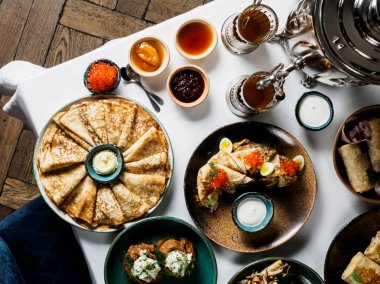 Masanın üzerinde farklı doldurma ile krep 