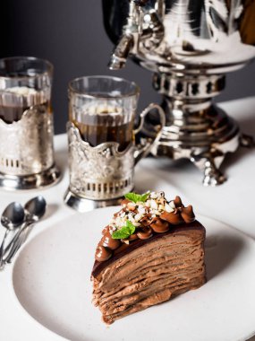 parça çikolatalı pasta beyaz plaka üzerinde 