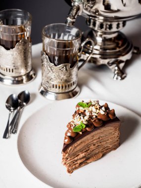 parça çikolatalı pasta beyaz plaka üzerinde 