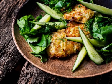 salatalık ve otlar ile patates pancakes 