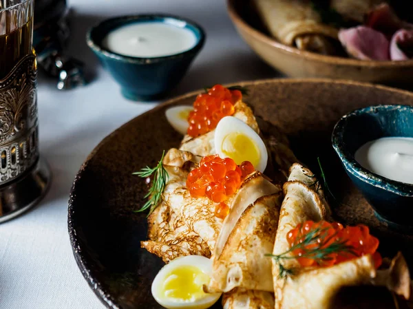 Pfannkuchen Mit Kaviar Und Wachteleiern — Stockfoto