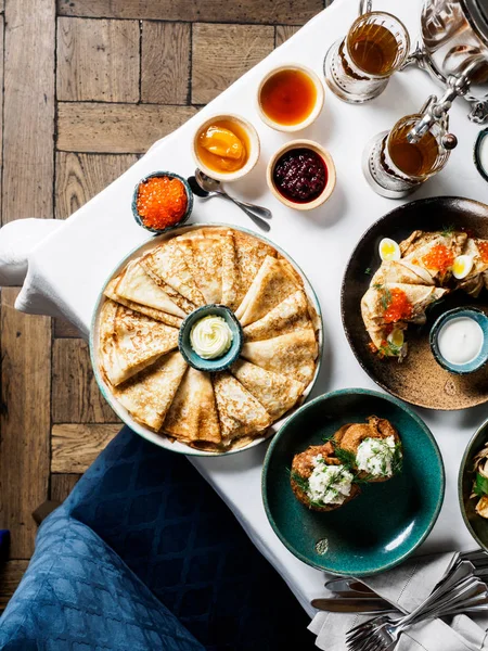 Masanın üzerinde farklı doldurma ile krep 