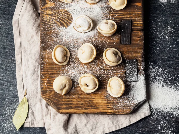 Bolinhos Com Placa Madeira Atender — Fotografia de Stock