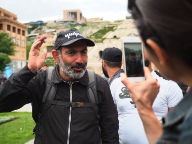 Erivan, Ermenistan. 29th Nisan 2018. Nikol Paşinyan, Erivan'da protesto sırasında Ermeni siyasetçi