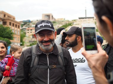 Erivan, Ermenistan. 29th Nisan 2018. Nikol Paşinyan, Erivan'da protesto sırasında Ermeni siyasetçi