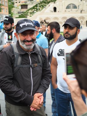 Erivan, Ermenistan. 29th Nisan 2018. Nikol Paşinyan, Erivan'da protesto sırasında Ermeni siyasetçi