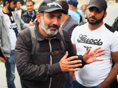 Erivan, Ermenistan. 29th Nisan 2018. Nikol Paşinyan, Erivan'da protesto sırasında Ermeni siyasetçi