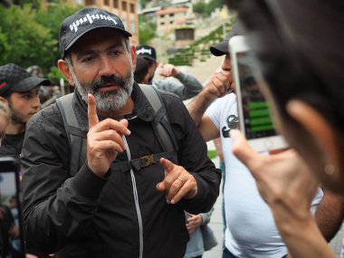 Erivan, Ermenistan. 29th Nisan 2018. Nikol Paşinyan, Erivan'da protesto sırasında Ermeni siyasetçi