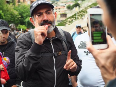 Erivan, Ermenistan. 29th Nisan 2018. Nikol Paşinyan, Erivan'da protesto sırasında Ermeni siyasetçi