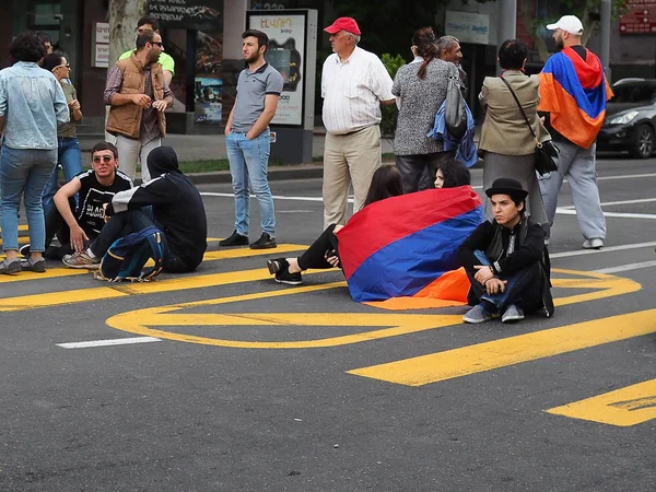 Erivan, Ermenistan. 29 Nisan 2018. Armenia.Horizontal barışçıl demokratik protesto