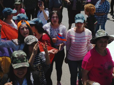 Ararat vadi, Ermenistan. 2nd Mayıs 2018. Araba abluka, Ermenistan'ın barışçı protestolar sırasında insanlar. Protestocular Ermenistan'da yollar kapalı