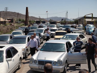 Ararat vadi, Ermenistan. 2nd Mayıs 2018. Protestocular Ermenistan, barışçı protestolar sırasında insanlar yollar kapalı 