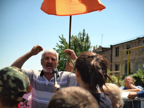 Ararat vadi, Ermenistan. 2nd Mayıs 2018. Protestocular Ermenistan'da yollar kapalı. İnsanlar barışçı protestolar, bir arka plan üzerinde bayrak sırasında