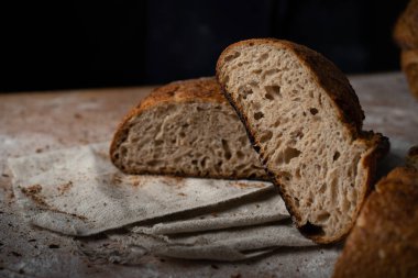 zanaatkar mayalı ekmek kesimi (Yüksek Hidrasyon Ekşi Ekmek). 