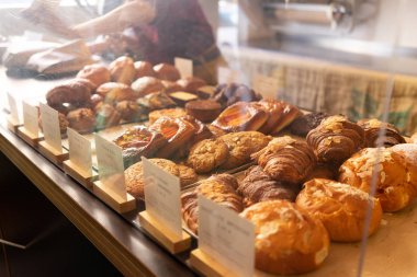 Bir pastanede sergilenen hamur işi: kruvasan, danish