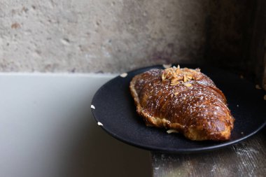 Pencere kenarında bademli kruvasan.