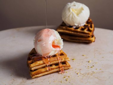 Vanilyalı gözleme, üstüne de şurup dökülüyor.