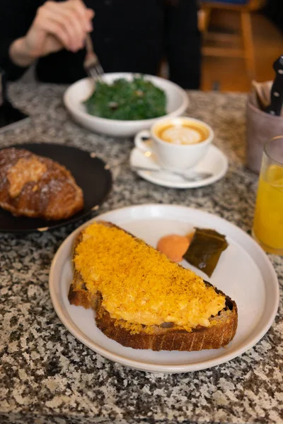 Frühstückstisch Eiersandwich Saft Und Salat Auf Einem Marmortisch Von Oben — Stockfoto