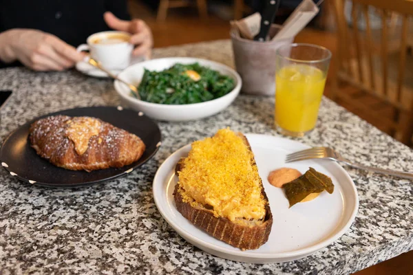 Mesa Café Manhã Sanduíche Ovo Suco Salada Uma Mesa Mármore — Fotografia de Stock