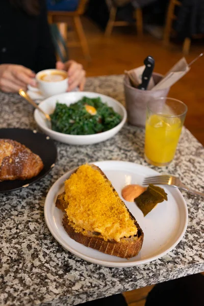 Sarapan Meja Sandwich Telur Jus Dan Salad Atas Meja Marmer — Stok Foto