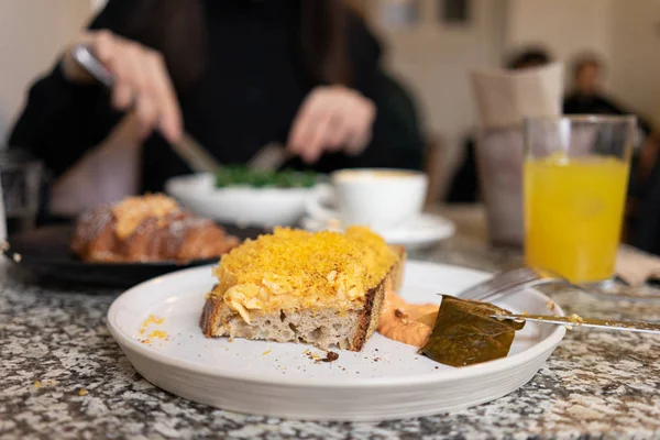 Sarapan Meja Sandwich Telur Jus Dan Salad Atas Meja Marmer — Stok Foto