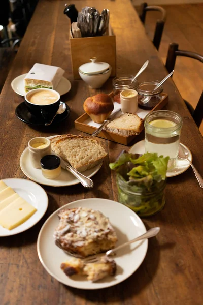 Смачний Сніданок Французькому Кафе Цибулевий Круасан Бріче Сир Масло Варення — стокове фото
