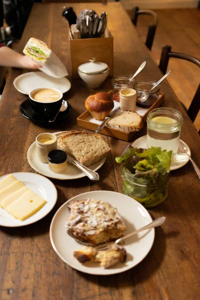 Délicieux Petit Déjeuner Dans Café Français Croissant Almon Brioche Fromage — Photo