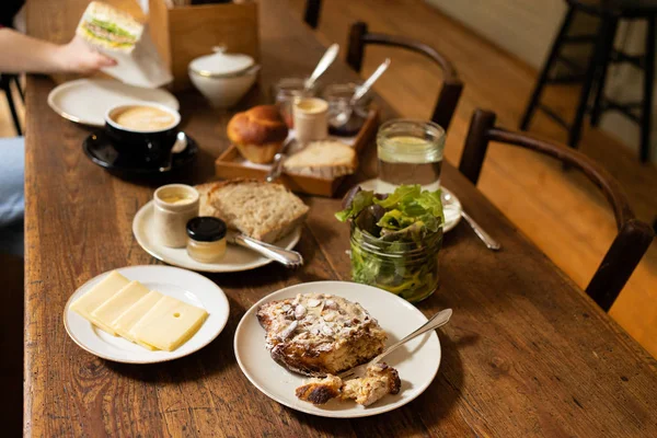 Délicieux Petit Déjeuner Dans Café Français Croissant Amandes Brioche Fromage — Photo