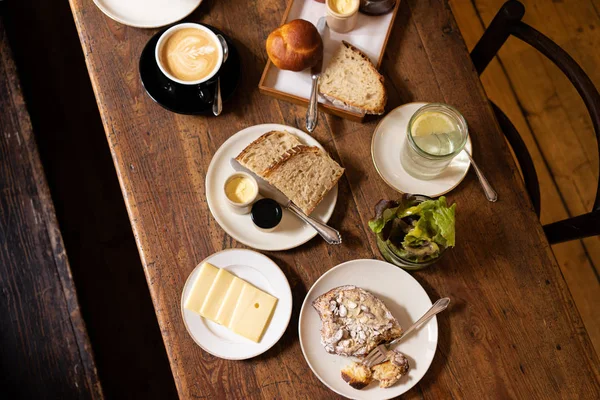 Delicioso Desayuno Café Francés Croissant Almon Brioche Queso Mantequilla Mermelada — Foto de stock gratis