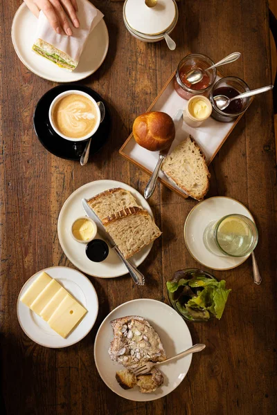 Délicieux Petit Déjeuner Dans Café Français Croissant Almon Brioche Fromage — Photo