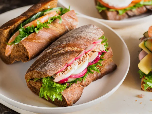 Yumurtalı ve yeşillikli nefis ton balıklı sandviç.