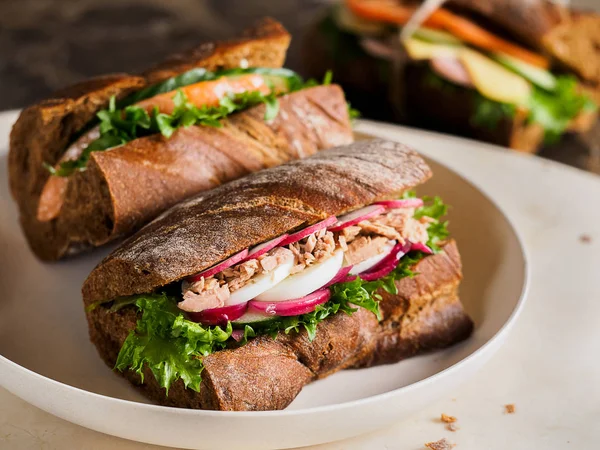 Yumurtalı ve yeşillikli nefis ton balıklı sandviç.