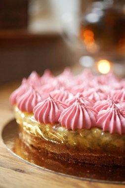 Pembe kremayla süslenmiş güzel bir pasta.