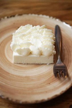 Krem şanti ve beyaz çikolata.