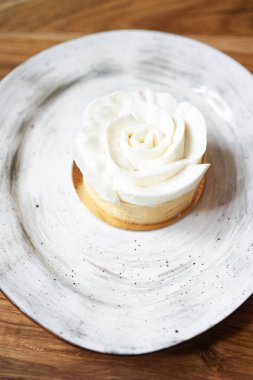 krem şanti ile lezzetli tart