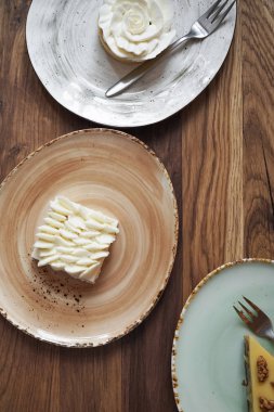 Tabakta modern beyaz tatlılar, ahşap arkaplan