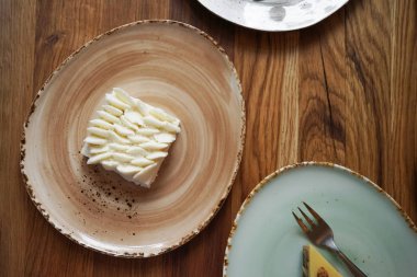 Tabakta modern beyaz tatlılar, ahşap arkaplan