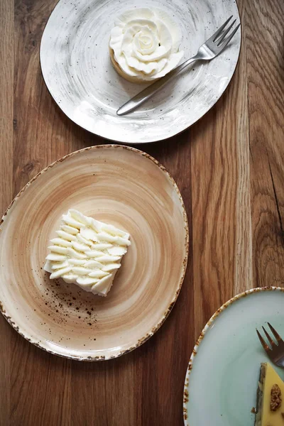 Sobremesas Brancas Modernas Uma Chapa Fundo Madeira — Fotografia de Stock