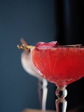Kristal bardakta kırmızı kokteyl