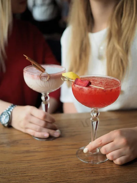 Girls Holding Red White Cocktails Crystal Glass — Free Stock Photo