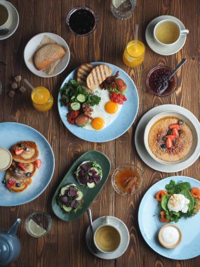 Restorandaki Rustik Kahvaltı Masası: Sosisli yumurta, krep, sandviç, hamur işi ve çay