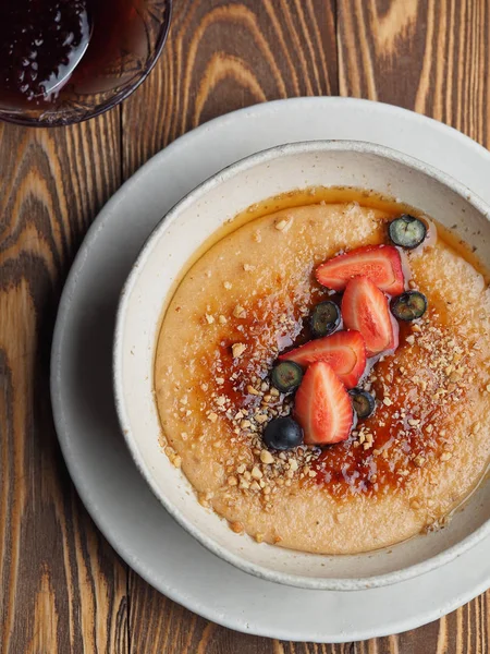 Karamel ve çilekli yulaf lapası.