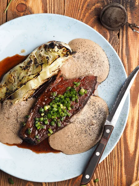 Delicioso Bistec Con Repollo Parrilla Salsa Cremosa Una Mesa Madera — Foto de Stock