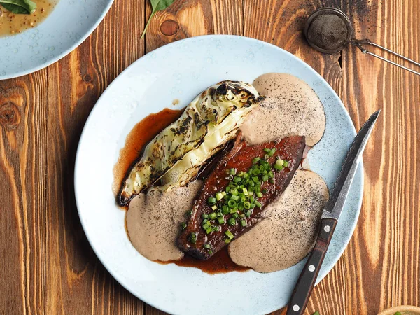 Bife Delicioso Com Repolho Grelhado Molho Cremoso Uma Mesa Madeira — Fotografia de Stock Grátis