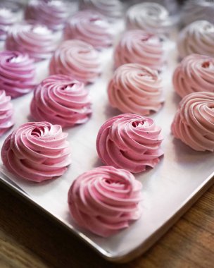 Büyük grup pastalarını pastel renkte krem şantiyle beyazdan pembeye fırınlama kağıdında pembeye kapat