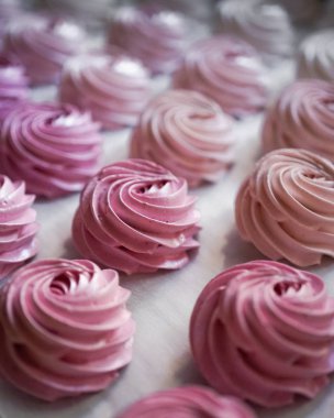 Büyük grup pastalarını pastel renkte krem şantiyle beyazdan pembeye fırınlama kağıdında pembeye kapat